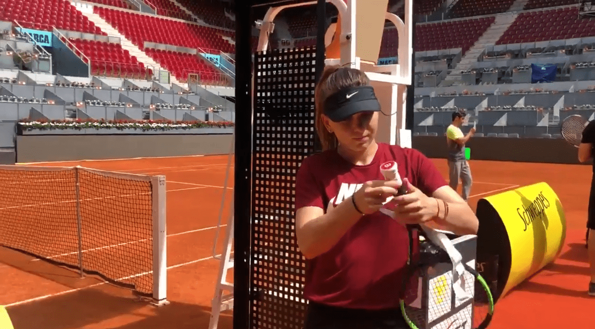 VIDEO | În cât timp își schimbă Simona Halep gripul rachetei. Demonstrație de dexteritate la Madrid