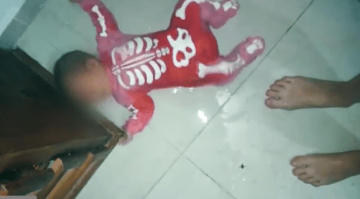 O femeie și-a maltratat copilul și a înregistrat totul. S-a filmat și când i-a pus cuțitul la gât!