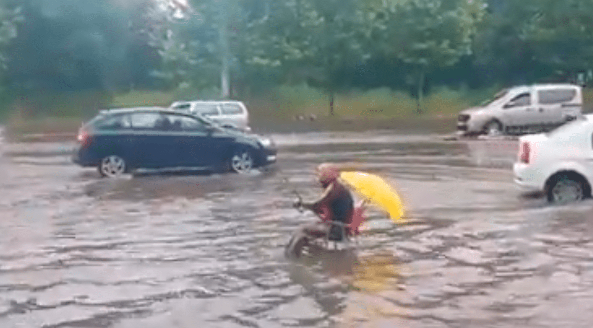 Video | Umor românesc: Un bărbat a ieșit la pescuit în mijlocul bulevardului în timpul inundațiilor din București