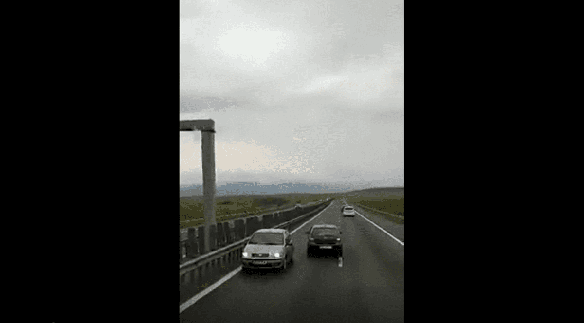 VIDEO | Un șofer a mers pe contrasens pe autostrada Sibiu - Sebeș. Tiriștii l-au obligat să întoarcă și să meargă corect