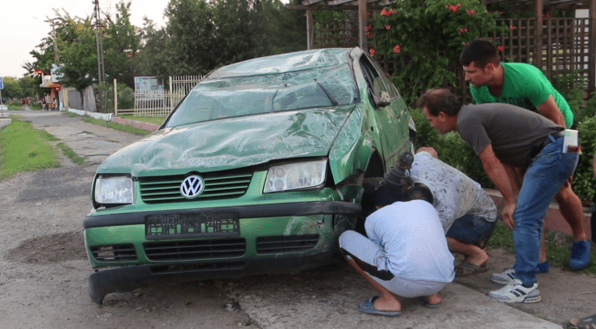 Un șofer băut a rupt gardul secției de poliție