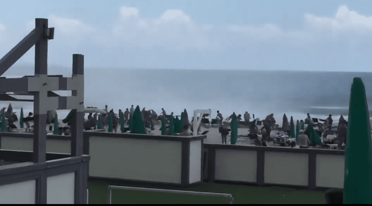 Tornadă în Italia, pe o plajă plină de oameni. Turiștii au fugit panicați