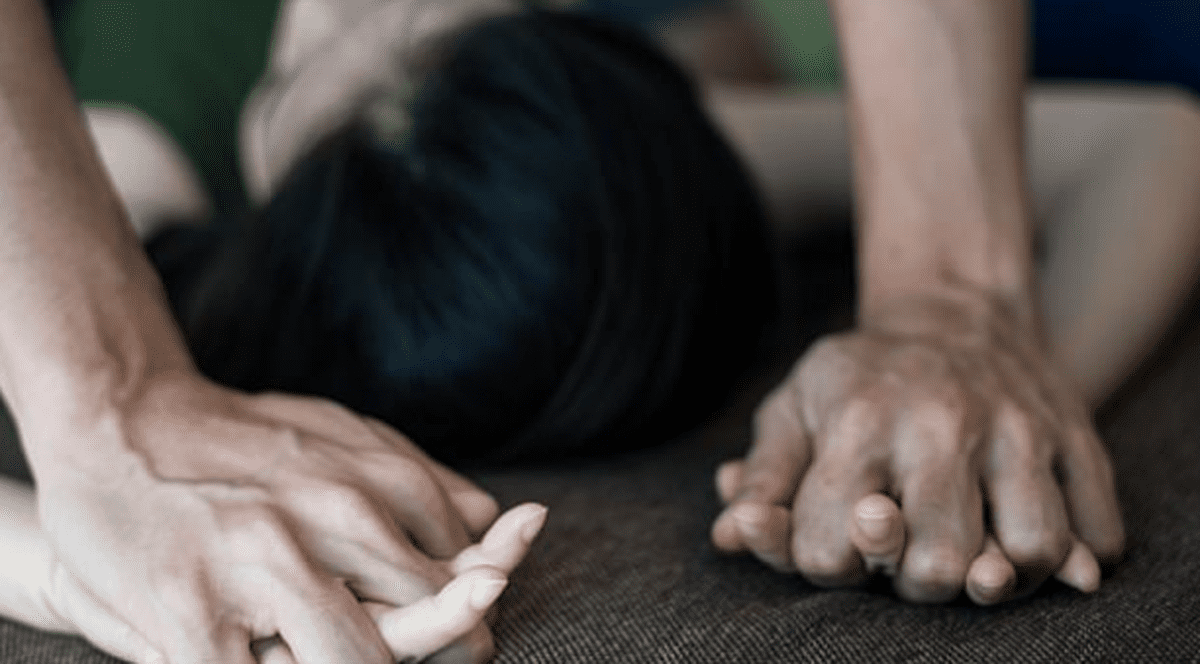 Două surori minore din Bacău au fost violate de iubitul mamei lor timp de 2 ani. Mama fetelor știa despre abuzuri