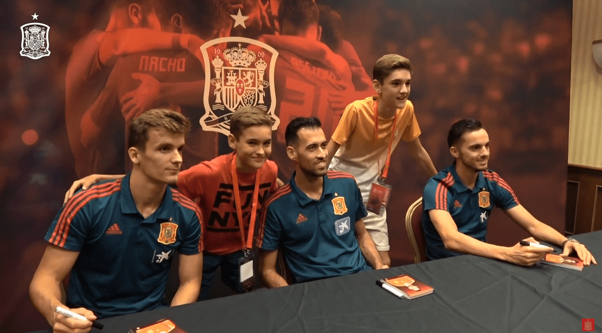 VIDEO | Fotbaliștii spanioli au dat autografe și au făcut poze cu fanii fideli