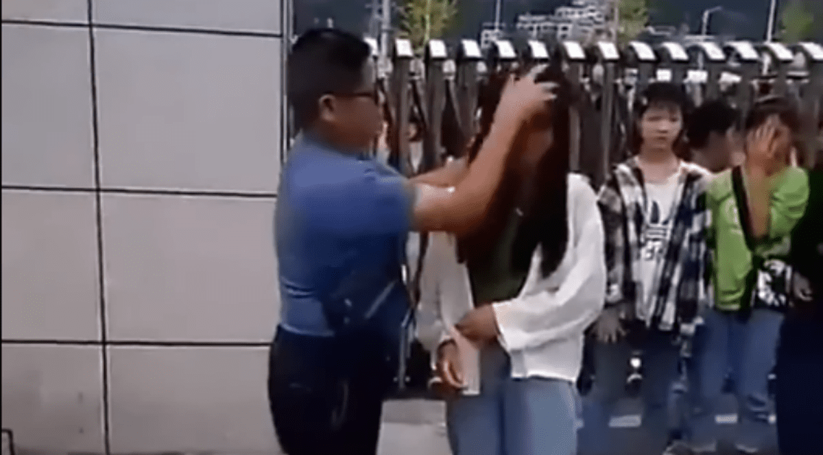 Elevele de la o școală din China, demachiate de un profesor în stradă