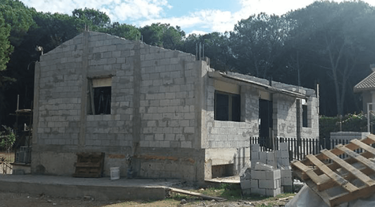 Un cuplu de români își construia o vilă pe malul mării în Italia fără nicio autorizație! Ce măsuri au luat autoritățile