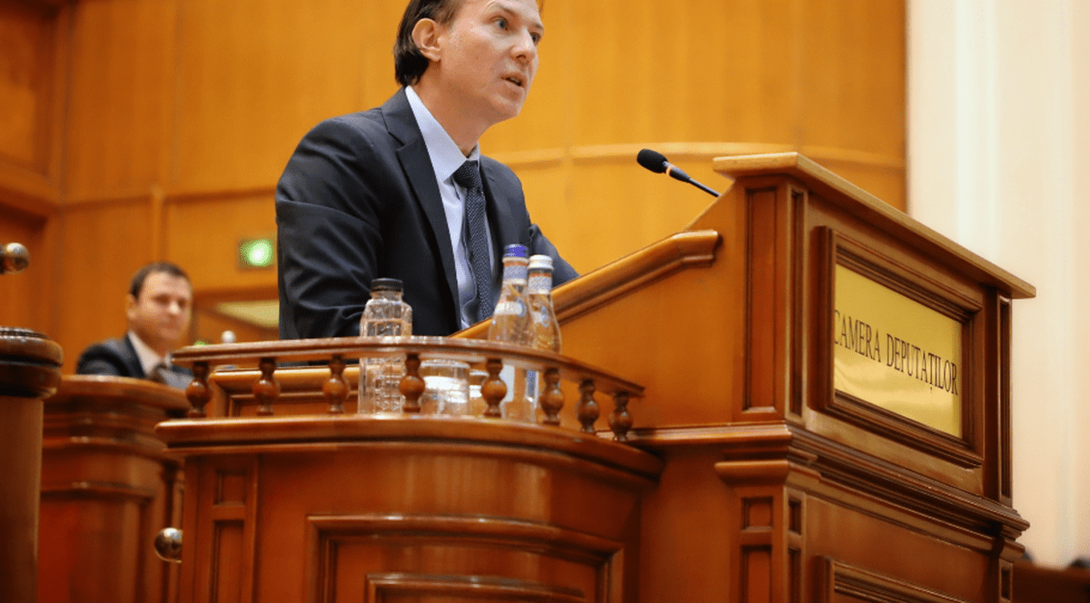 UPDATE | Moţiunea de cenzură, citită în Parlament, cu sala aproape goală şi în absenţa premierului Viorica Dăncilă şi a miniştrilor