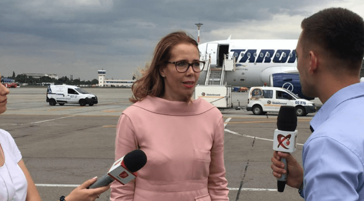 Fosta șefă a TAROM susține că ministrul Transporturilor i-a cerut să întârzie avioanele cu cinci ore în ziua moțiunii. Cei doi au fost filmați discutând în fața casei lui Mezei | UPDATE