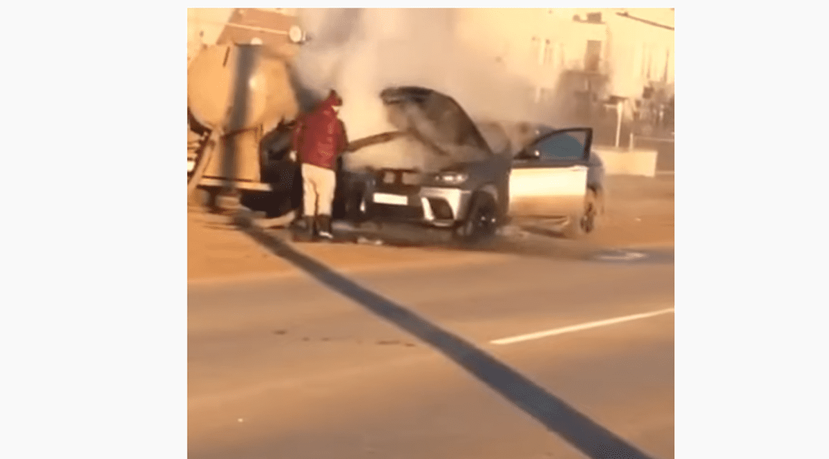 Un BMW în flăcări, stins cu excrementele dintr-o vidanjă