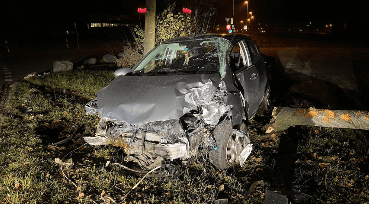 Automobilul avariat în urma accidentului despre care se crede că a fost provocat de un cetățean român în Elveția. (FOTO: Kantonspolizei Aargau)