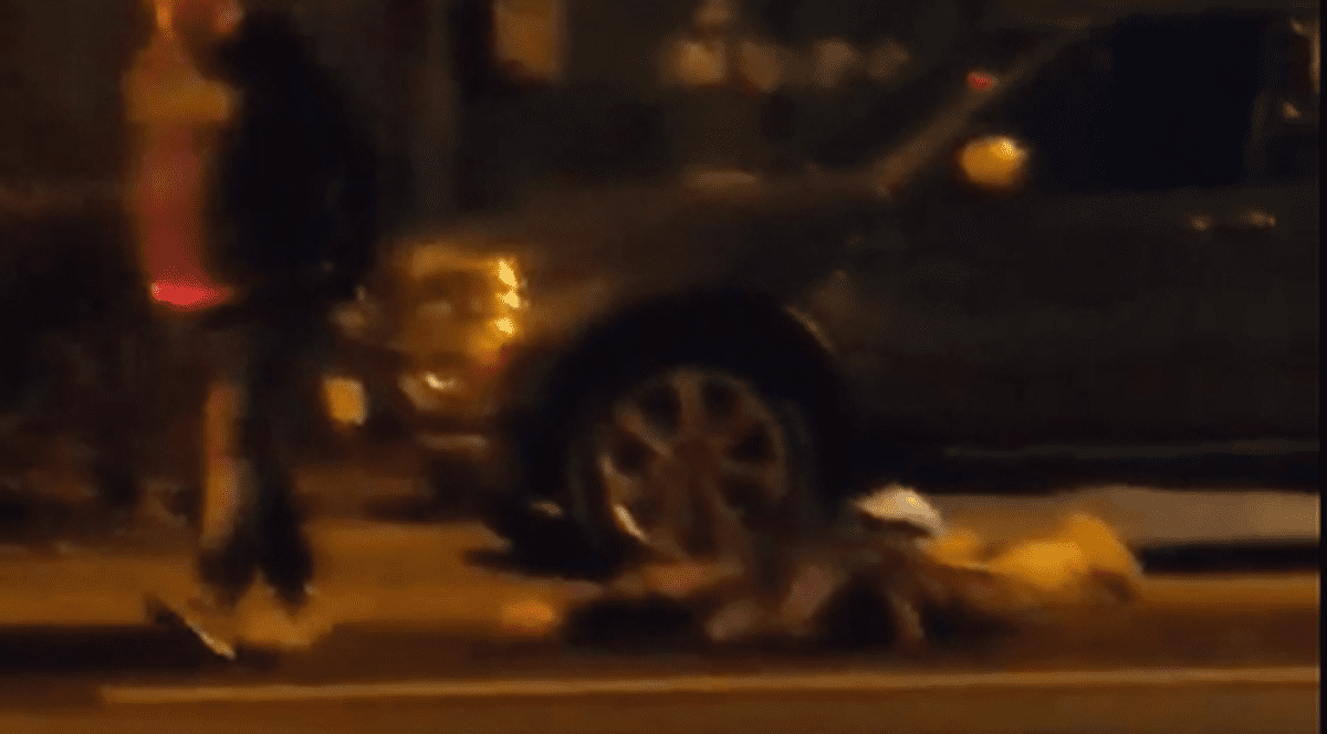 Taximetristul care a lovit cu capul de asfalt un tânăr, în București, a fost identificat