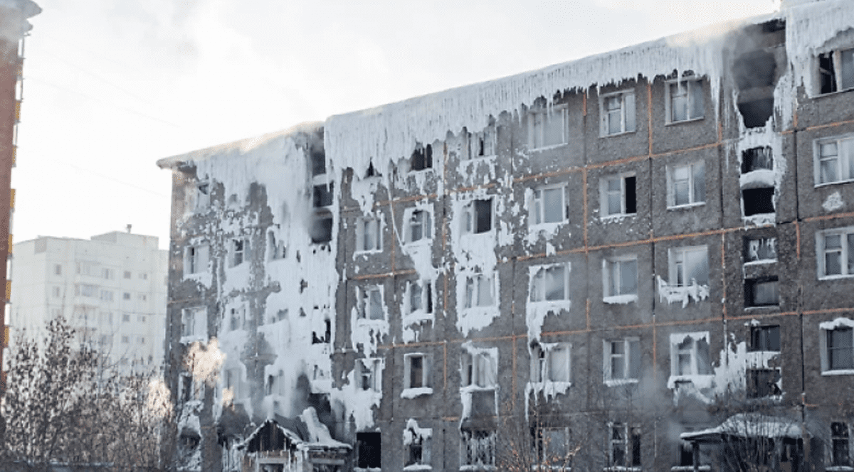 Mai multe familii locuiesc într-un bloc înghețat în Siberia. De ce clădirea nu este branșată la utilități