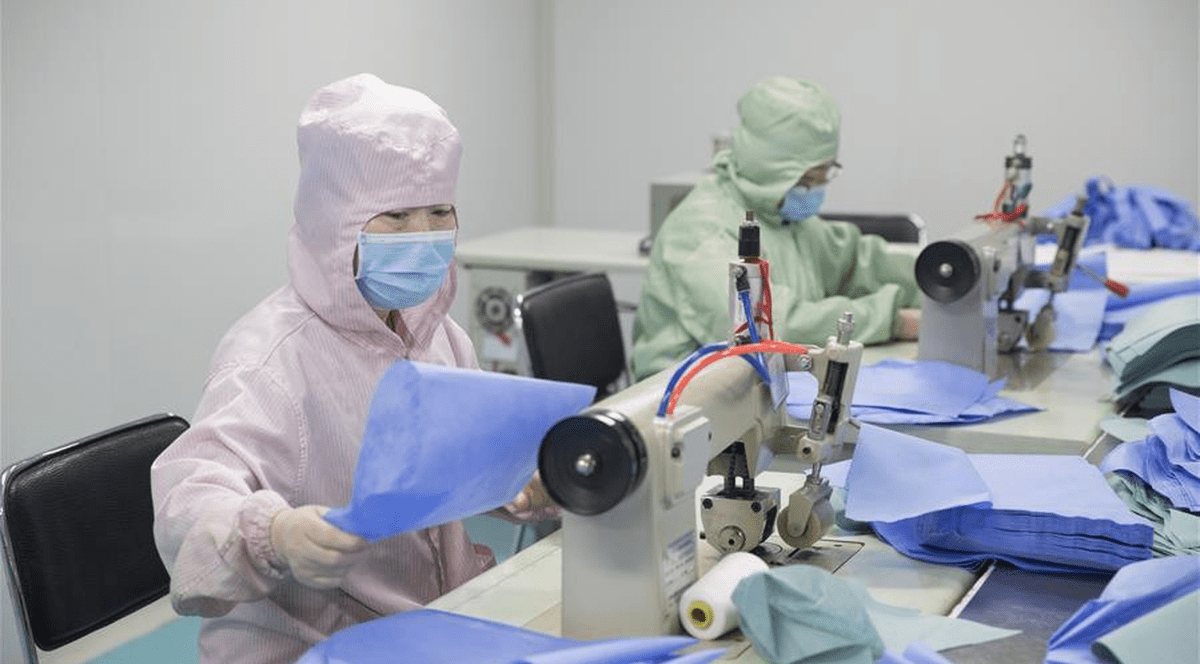 Chinezii confecționează costume de protecție împotriva epidemei cu noul coronavirus