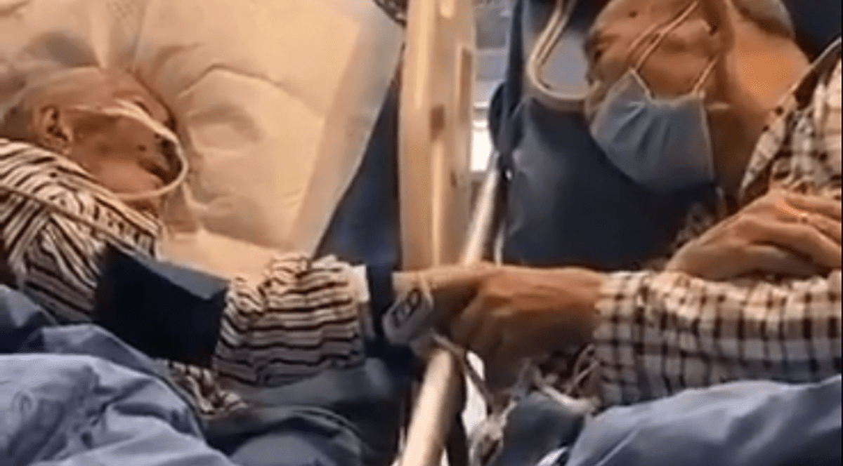Doi bătrâni chinezi infectați cu coronavirus au fost filmați în timp ce își lua adio unul de la celălalt