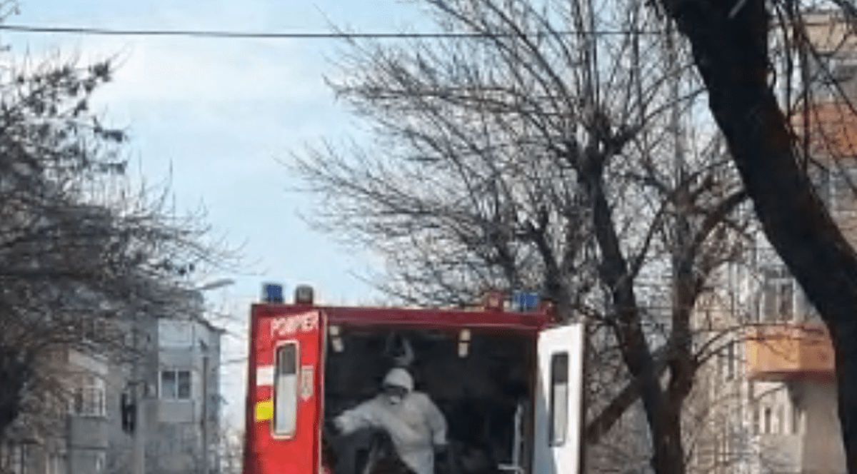 O persoană din Craiova care a intrat în contact cu italianul cu coronavirus este dusă în centrul de carantină.