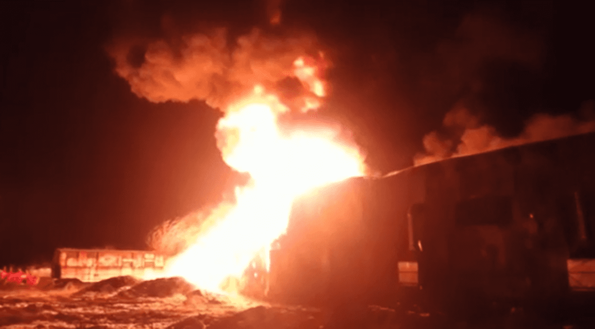 Incendiu violent la o hală din Ilfov. În interior sunt bazine cu acetonă și saci cu nitrat de amoniu. Avertizare prin RO-ALERT a populației din zonă