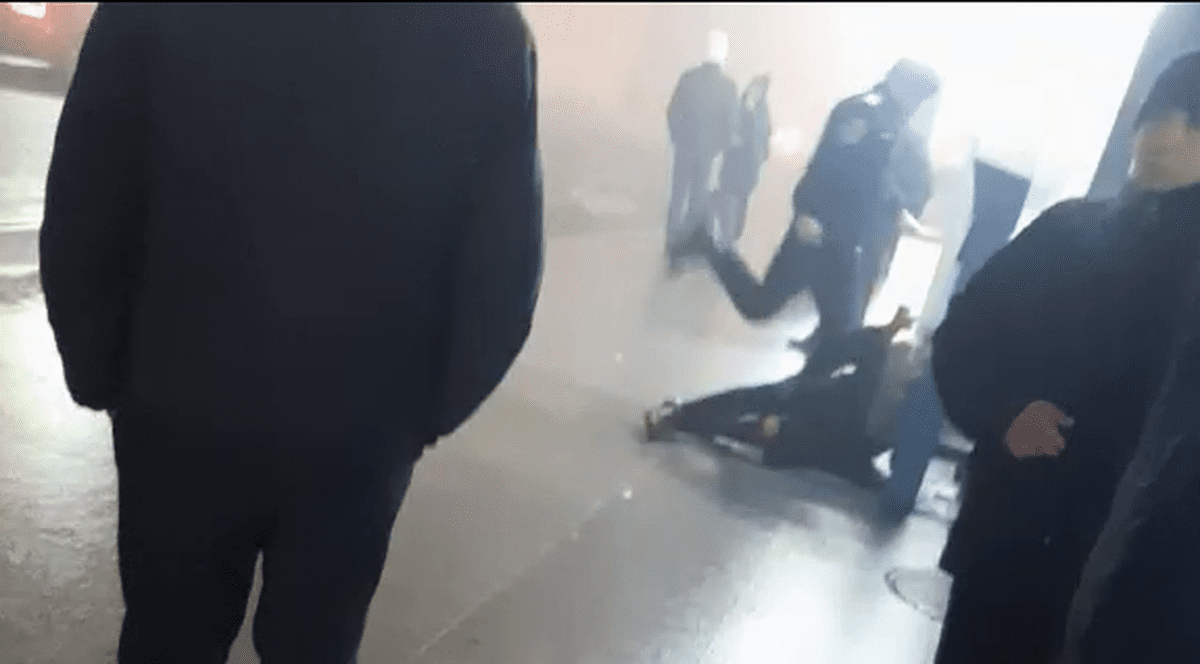 Un jandarm din Cluj este anchetat de șefii săi, după ce a fost filmat în timp ce lovește și înjură un bărbat