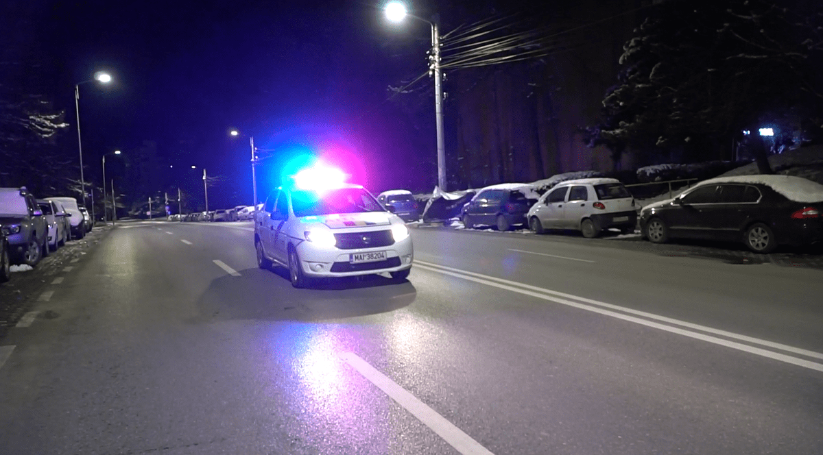 Impact violent în Craiova. O autospecială a poliției, lovită în plin de o șoferiță neatentă. Un polițist a fost transportat la spital