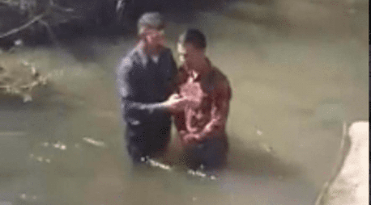 VIDEO | Au ignorat ordonanța militară și s-au botezat în pârâul Bârsău.  Poliția a amendat 19 persoane