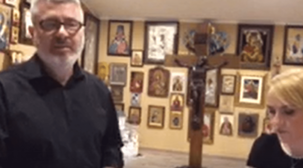 Video |  Gabriela Firea, rugăciune cu Pandele în timpul pandemiei. Primarul citește de pe telefon rugăciunea care îi protejează pe români de coronavirus