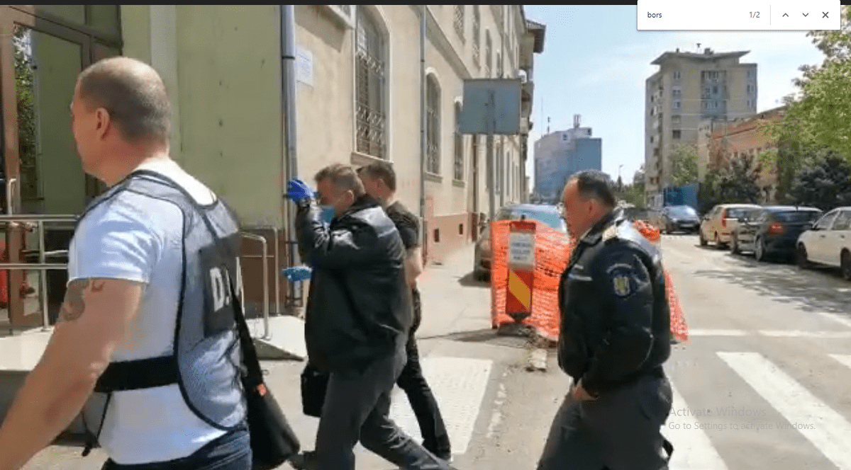 Doi poliţişti de frontieră, reţinuţi pentru luare de mită de la persoane care au vrut să evite carantina