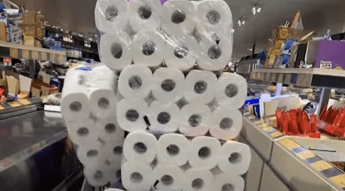 O parte din baxurile cu hârtie igienică pe care a dorit să le returneze un australian. FOTO: captură YouTube