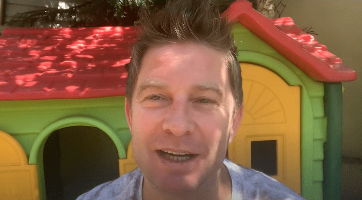 Pavel Bartoș nu a mai așteptat să se redeschidă frizeriile. „Ale mele fetițe și-au dorit ca ele să mă tundă”