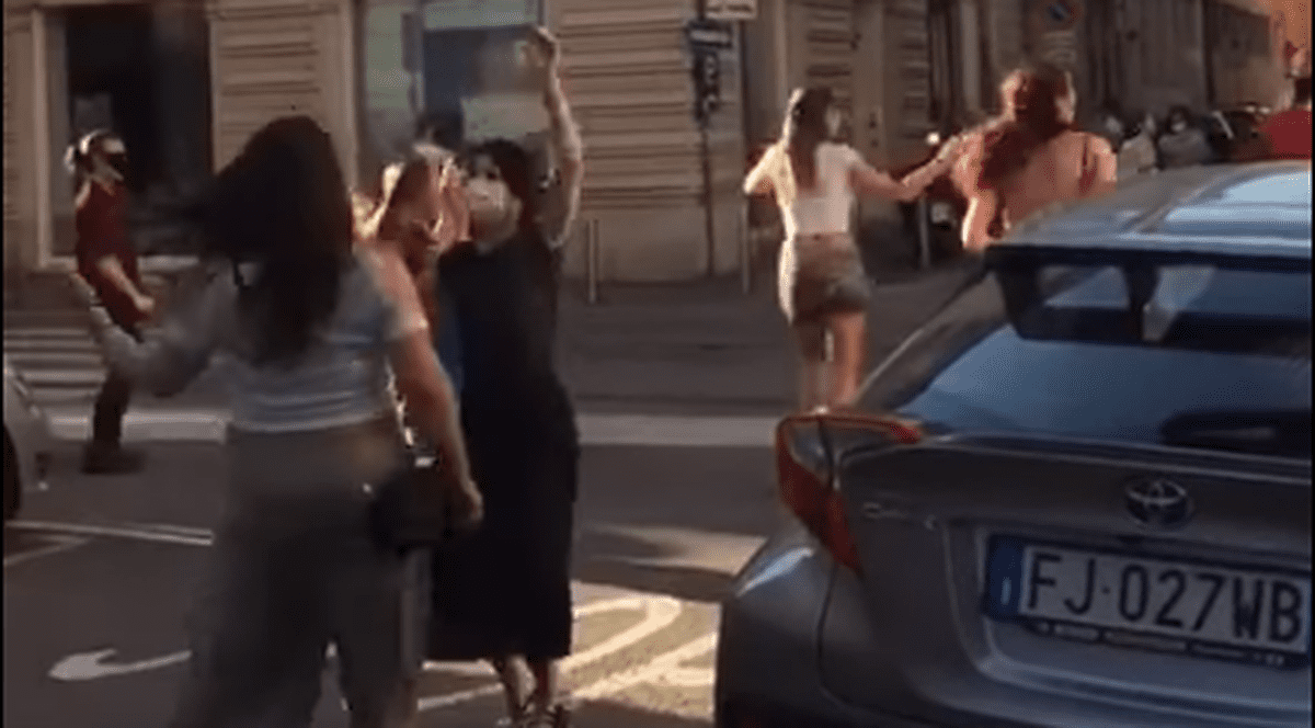 VIDEO | Italienii au sărbătorit în stradă relaxarea restricțiilor. La Milano s-a dansat pe străzi