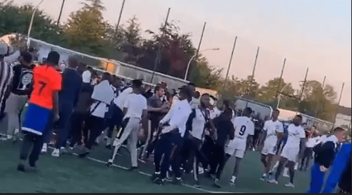 Meci de fotbal în Franța cu 400 de spectatori, în plină pandemie. Poliția a asistat la joc! Învingătorii au petrecut pe străzile orașului