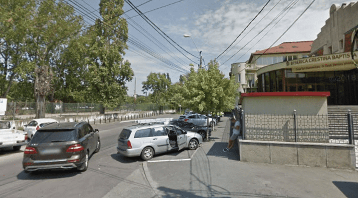 Slujbele unei biserici baptiste, ținute pe un teren viran din Timișoara. Mai e nevoie doar de aprobarea consilierilor locali