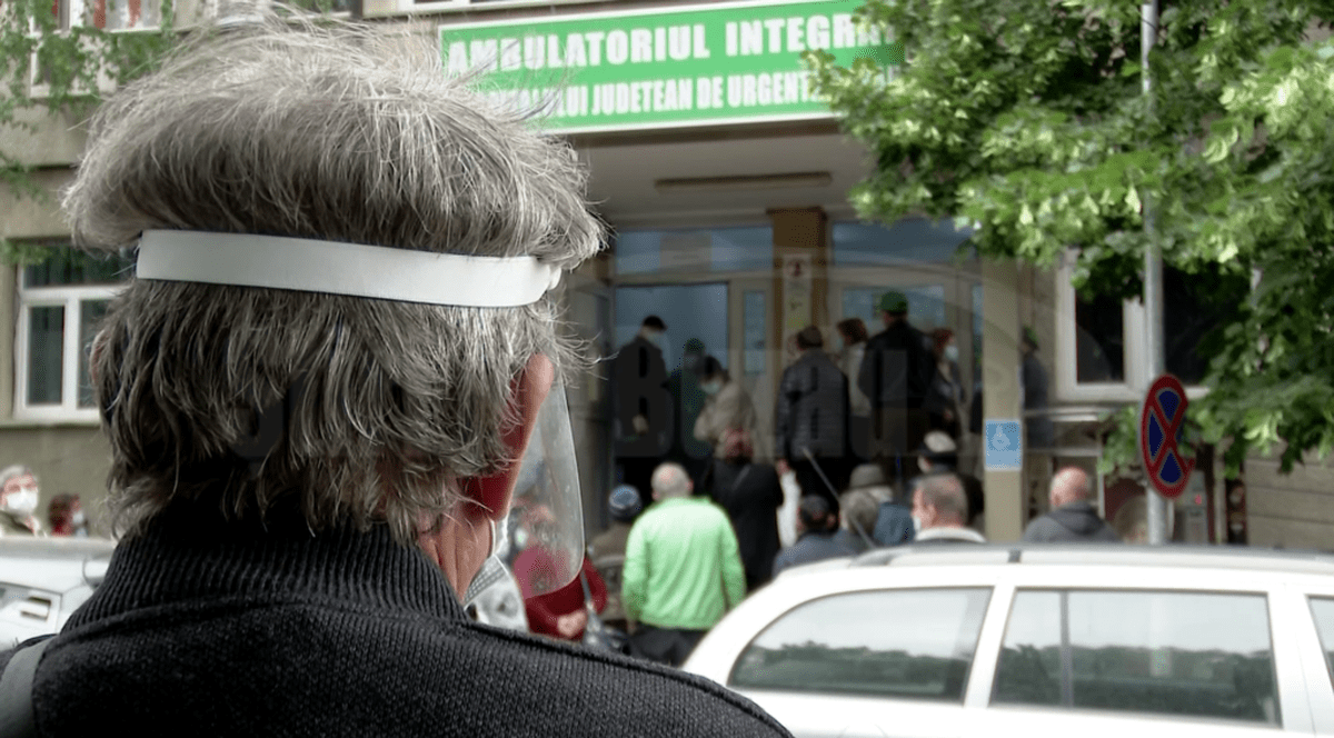 VIDEO| Ambulatoriul Spitalului Județean din Buzău, luat cu asalt de pacienți. Oamenii au fost nemulțumiți pentru că au stat prea mult la coadă