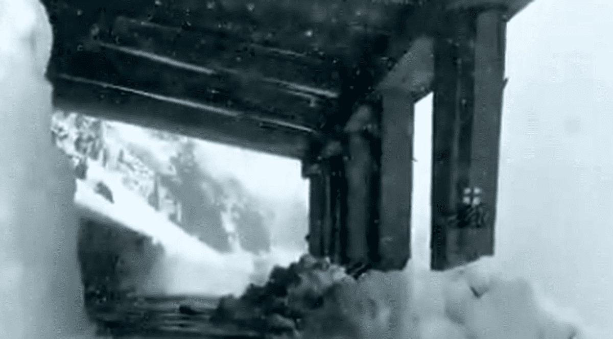 Zăpadă la Bâlea Lac, în luna mai. Turiștii pot ajunge aici doar cu telecabina