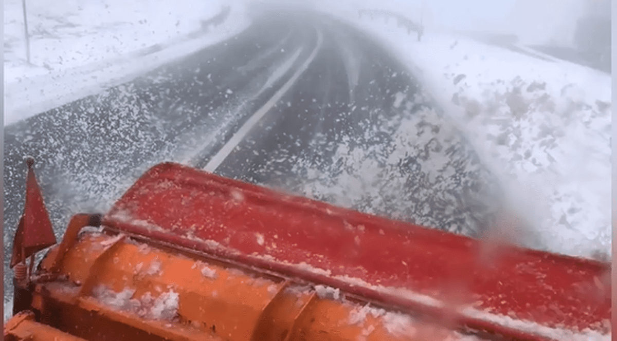 La Brașov a nins abundent și drumarii au ieșit cu utilajele de deszăpezire pe străzi