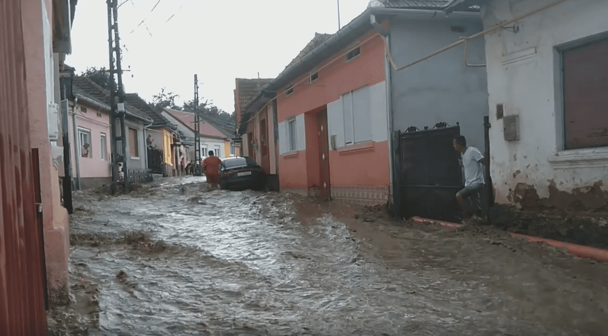 Personalul și tehnica de intervenție în județele Caraș-Severin și Timiș vor fi suplimentate în urma codului roșu de inundații