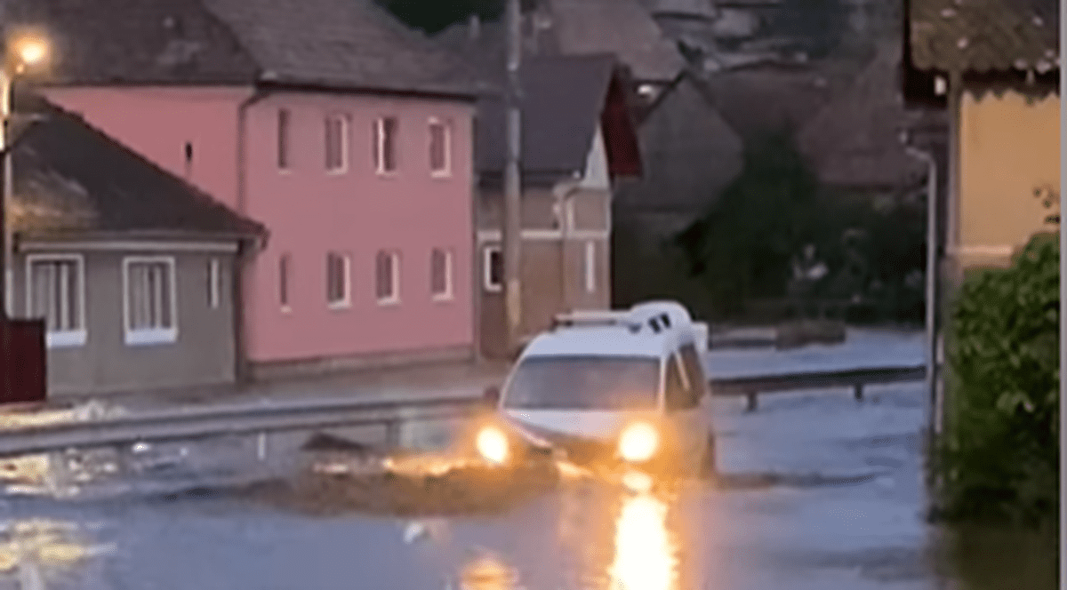 VIDEO | Inundații și grindină în mai multe județe din țară. Misiune dificilă a pompierilor în Maramureș