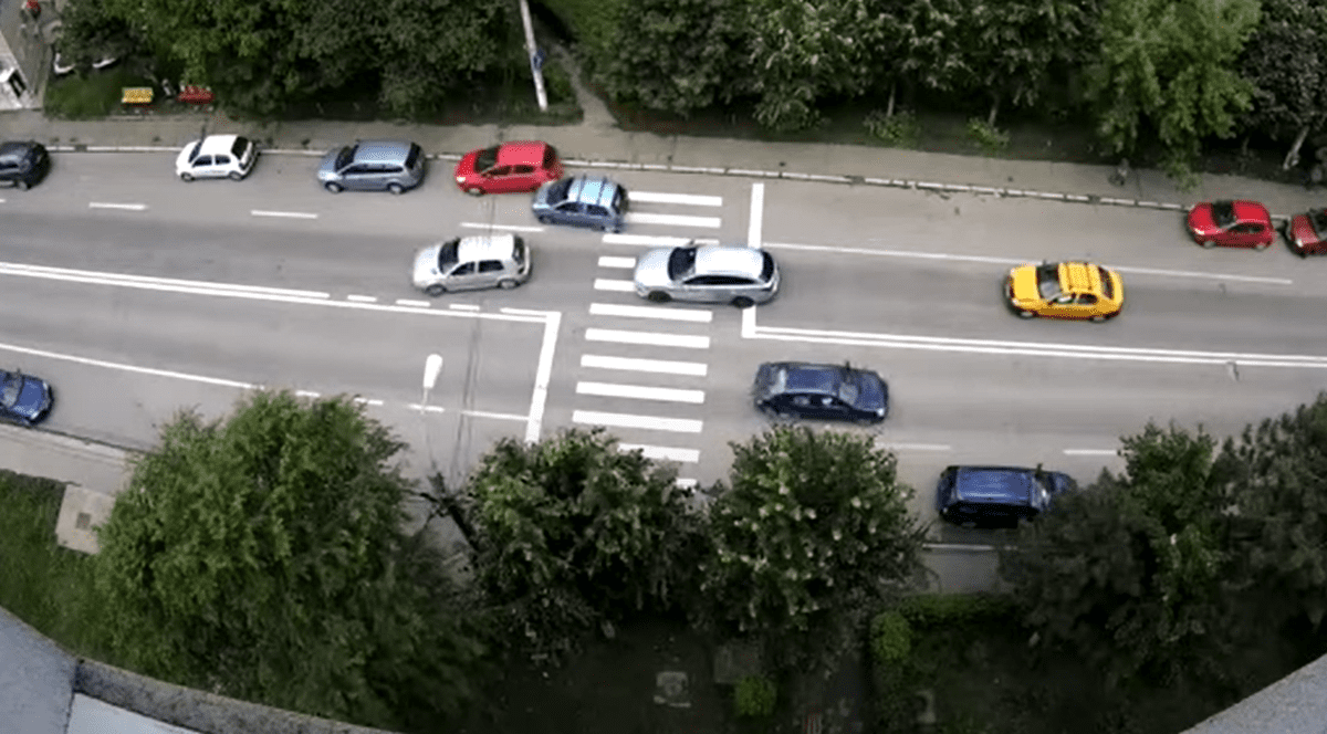 VIDEO|Biliard cu mașini în Bacău. Un taximetrist, protagonistul unui carambol