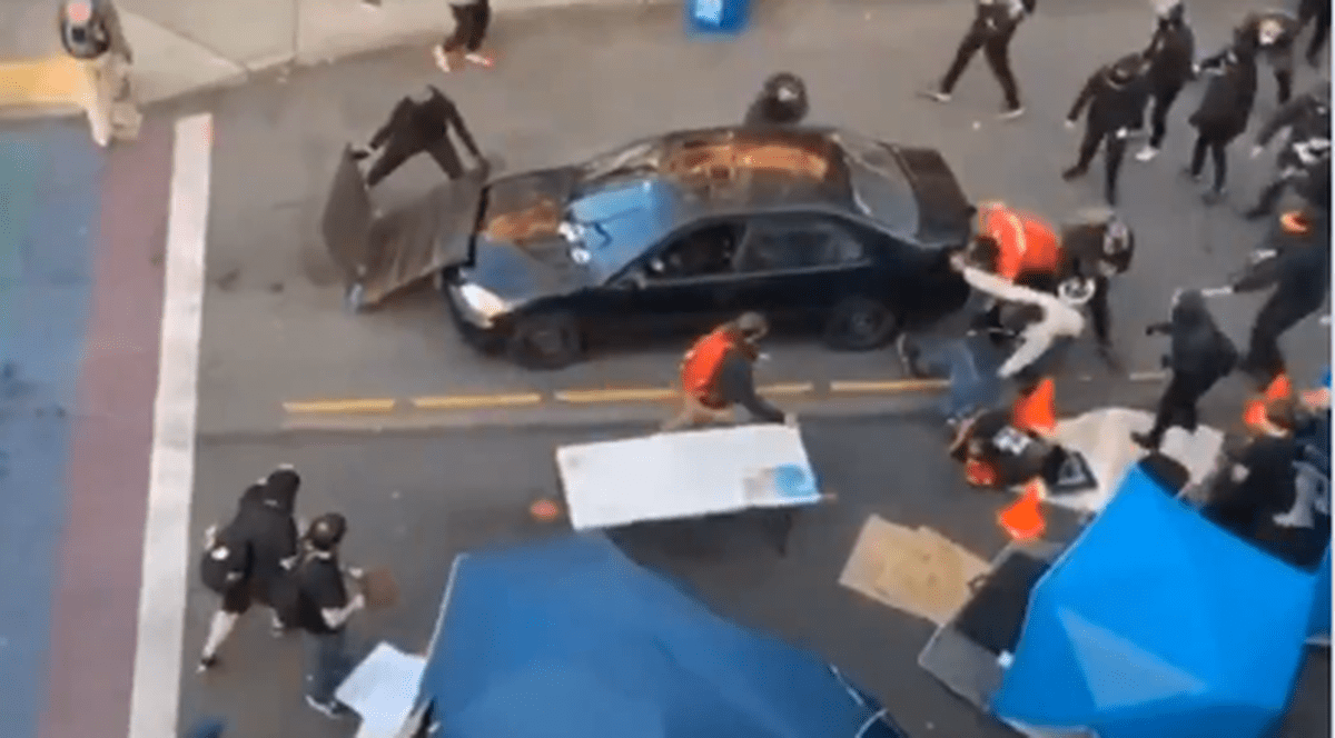 VIDEO | Incidente la Seattle. Un bărbat a intrat cu mașina printre protestatari și a împușcat o persoană
