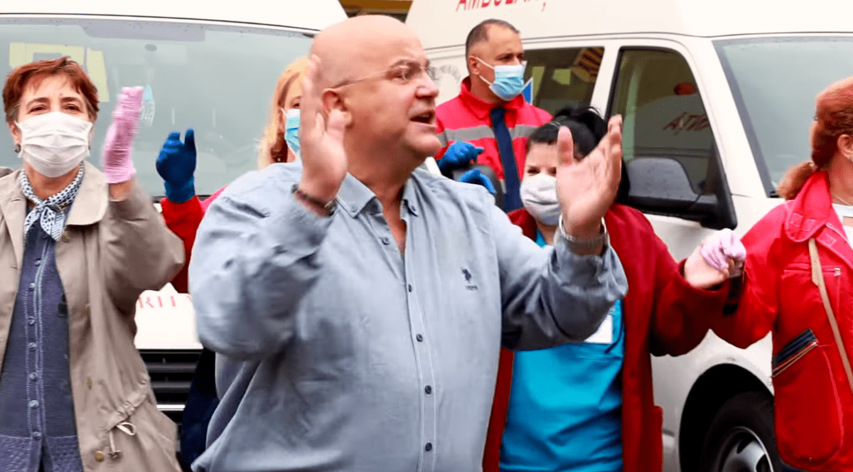 Cadrele medicale și directoarea Centrului Caraiman din subordinea Primăriei Sector 1, “actori” în clipul lui “Axinte” de la Vacanța Mare: “Parlamentari, doctori, vedete/ Le este frică de izolete”