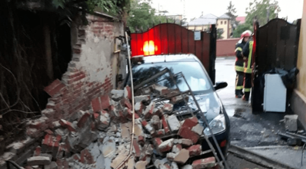 VIDEO|Furtuna a făcut prăpăd în Craiova. Străzi inundate și mașini distruse după potop