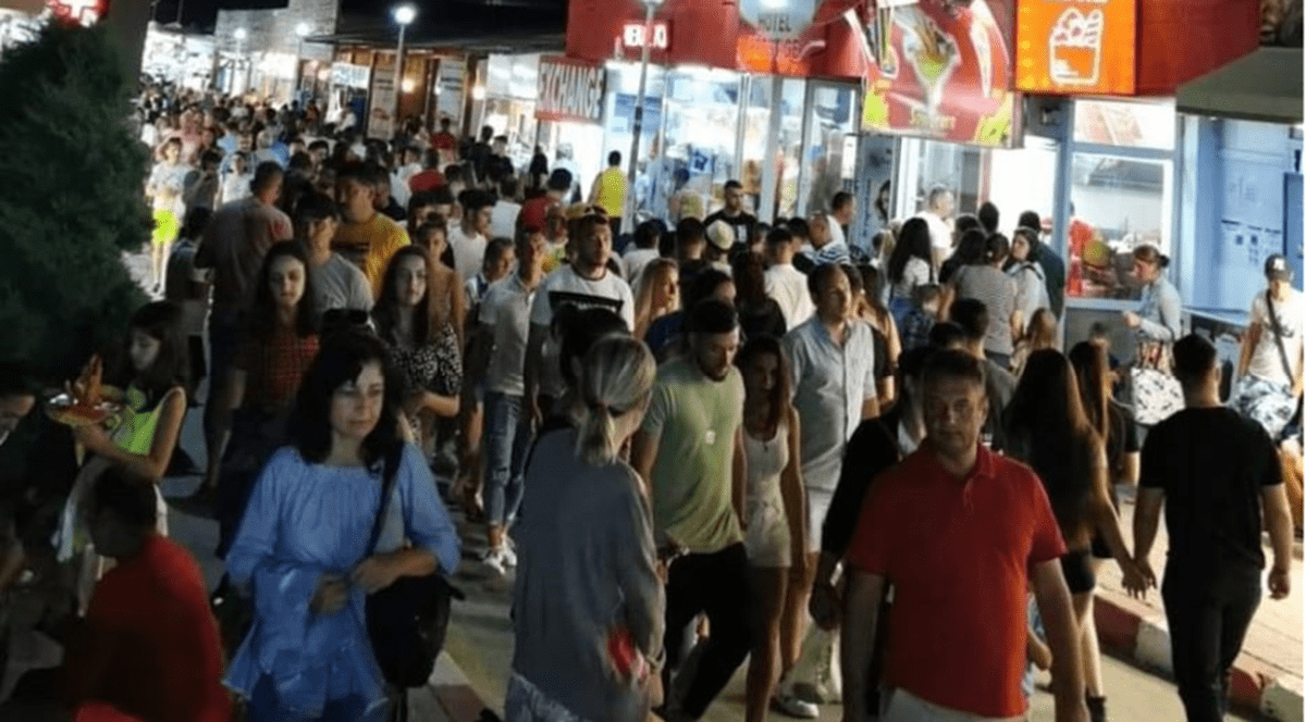VIDEO | Cel mai aglomerat weekend pe litoral. Cum a arătat stațiunea Costinești azi-noapte
