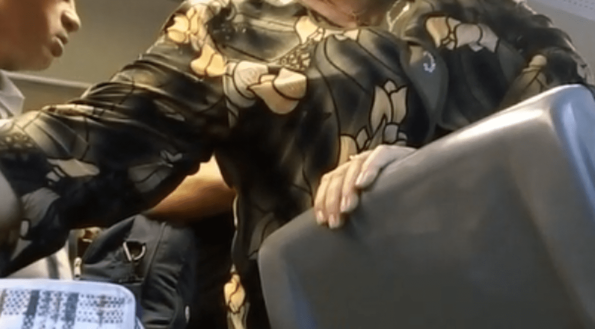 VIDEO| Reguli ignorate în tren. Călători și controlori, surprinși fără mască de protecție. Oamenii se înghesuie la ieșire