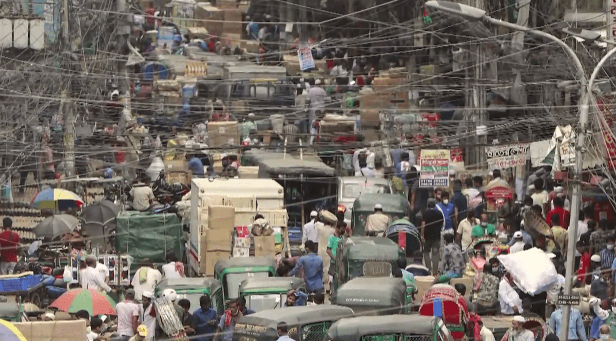 Mii de oameni se înghesuie într-o piață din Dhaka, capitala statului Bangladesh, fără a păstra distanțarea socială și fără măști de protecție