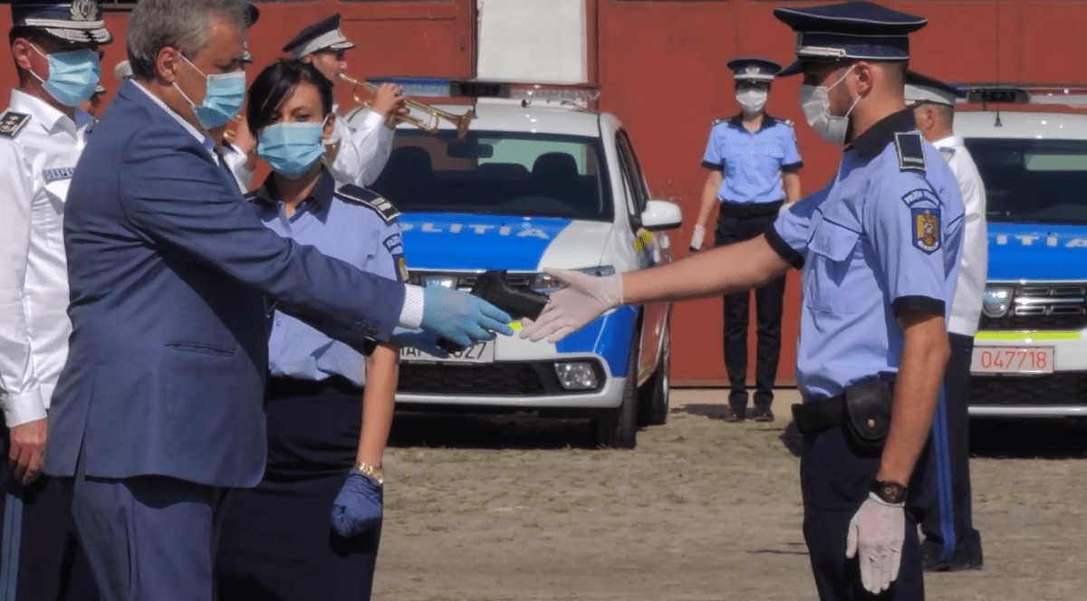 Polițiștii primesc pistoale Beretta de la ministrul Afacerilor Interne, Marcel Vela