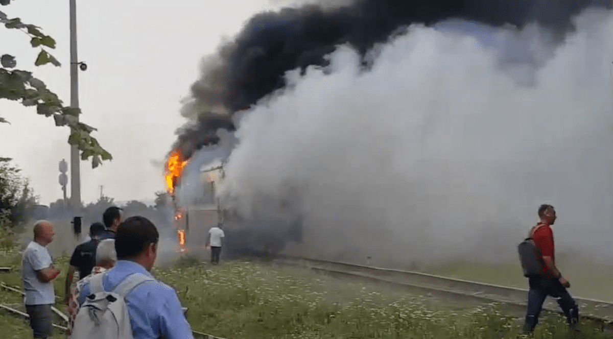 VIDEO | Incendiu pe calea ferată. Un tren care circula pe ruta Bucureşti - Târgu Mureş, cuprins de flăcări. Zeci de pasageri evacuați