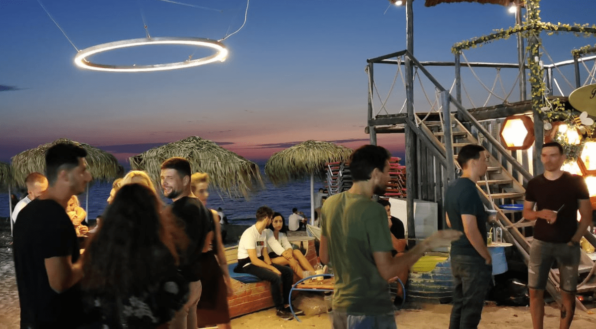 Revolta patronilor de terase din Vama Veche, după decizia ca acestea să se închidă la ora 23.00: “Gata, ne ucid!”