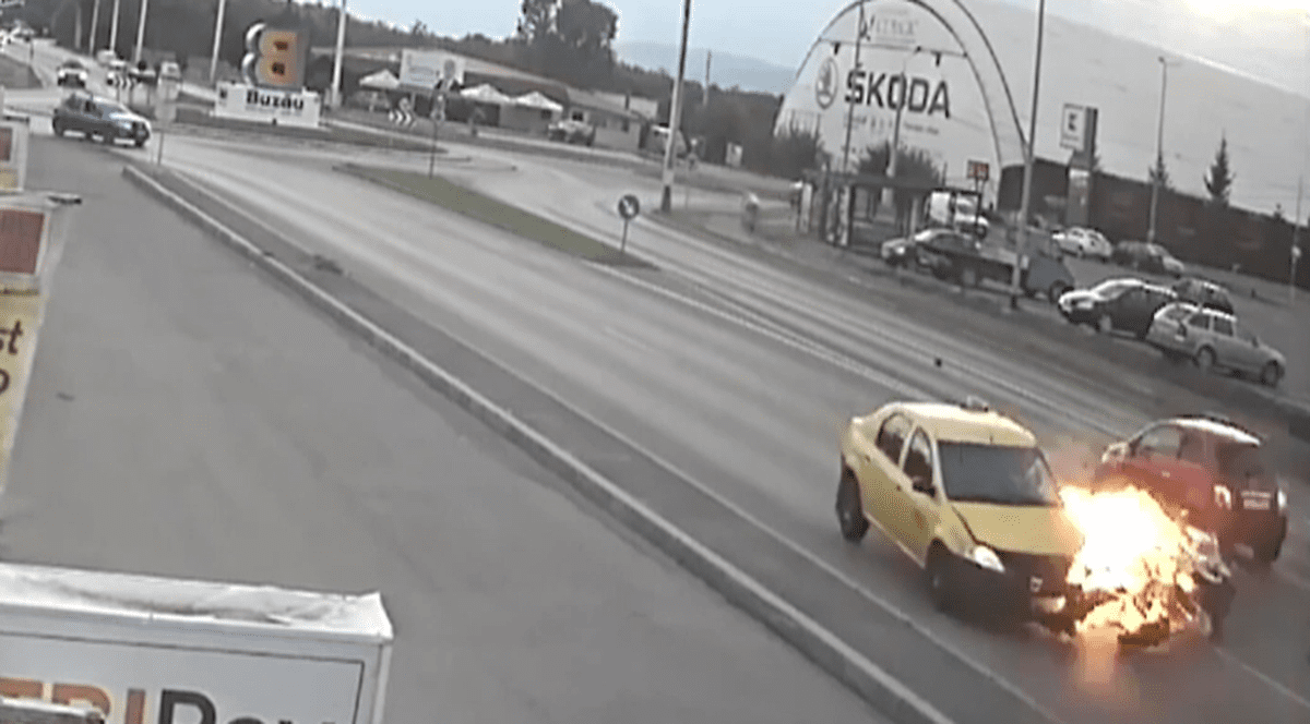 Motocicleta unui polițist intră într-o mașină și explodează, pe o stradă din Buzău, după ce este lovită cu intenție de o șoferiță