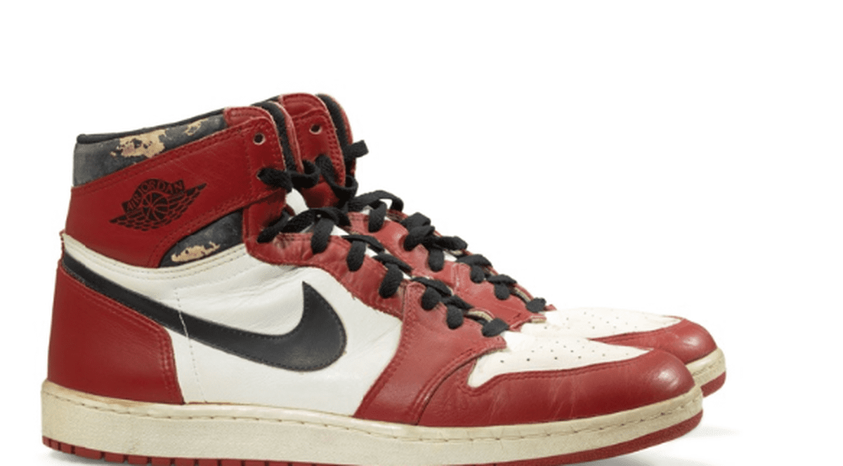 O pereche de ghete purtată de Michael Jordan a fost vândută cu 615.000 de dolari sursa foto: casa Christie`s