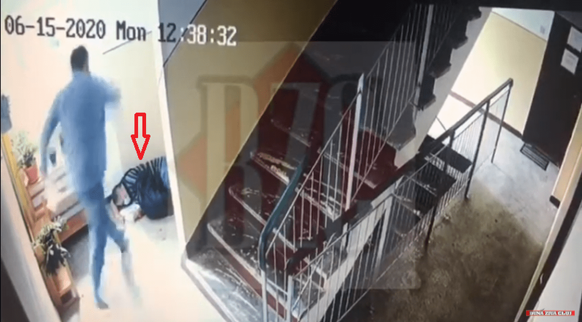 VIDEO | Pensionar care livra corespondența, bătut cu sălbăticie din cauza unui aviz de întrerupere a electricităţii