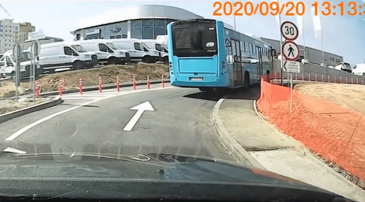 VIDEO | Pasajul Ciurel, abia inaugurat, e prea îngust pentru autobuze. Imagini virale cu un șofer care se chinuie să ia curba