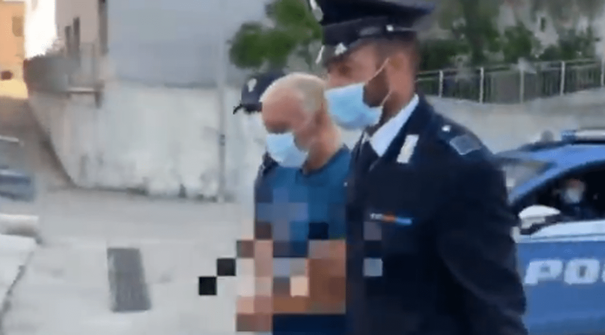 ​VIDEO | Criminalul ”Johnny Țiganul” a fost arestat în Sardinia, după a șaptea evadare. Era ascuns într-un țarc de oi